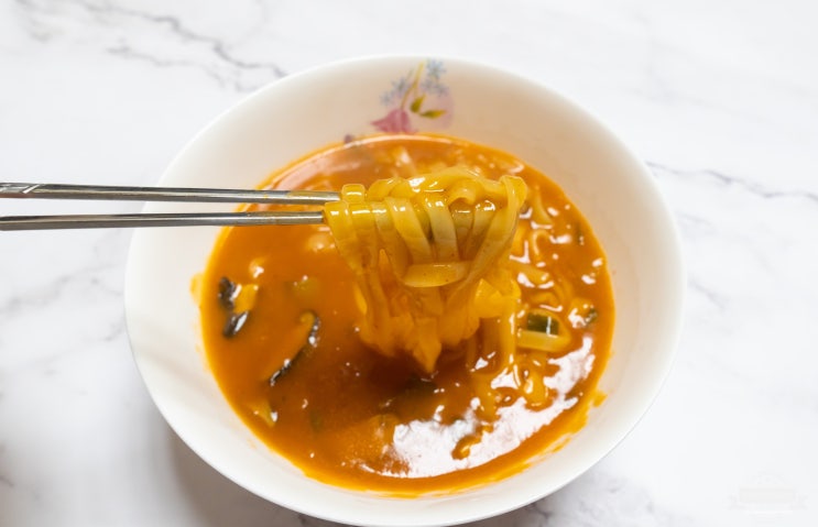  CJ 제일제당 미정당 김치버섯 칼국수! 얼큰한 국물과 생면의 맛이 좋아~