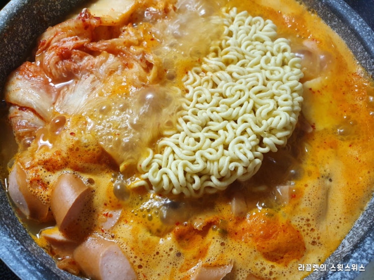  오뚜기 사골곰탕 활용 요리 2탄: 초간단 부대찌개 레시피 (ft. 햄사리, 라면사리)