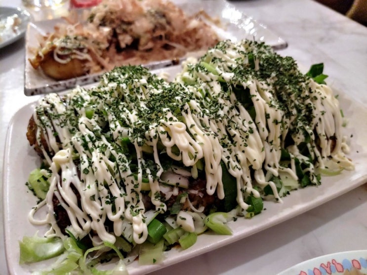  통통한 문어가 들어있는 맛있는 타코야끼와 함께, 망원동 킹타코
