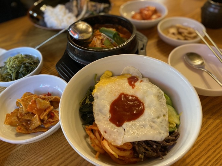 삼청동 한정식 : 비빔밥 김치찌개 만수의 정원에서 만족스러운 점심 식사