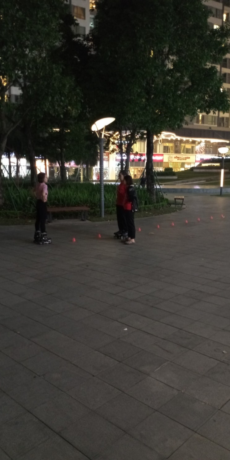  인라인스케이트를 타는 여자 아이들을 보며 느낀 단상과 회사에서 일하며 느끼는 베트남 여성 특징