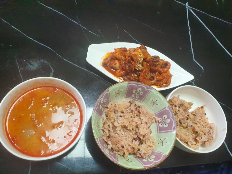 점심은 쭈꾸미와 김치찌개로 해결한다..