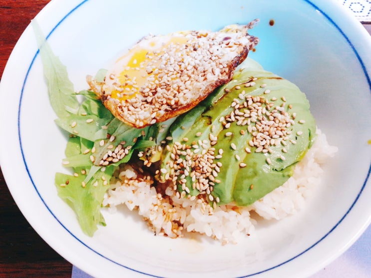  아보카도 간장 비빔밥을 비벼서 만두국의 국물과 함께 먹으면 얼마나 맛있게요~