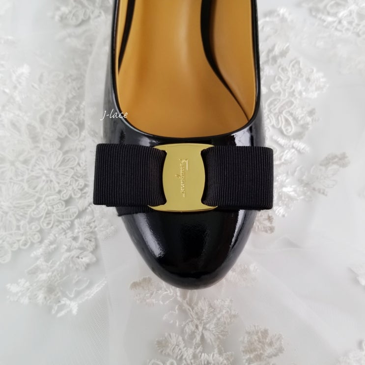  페라가모 바라 펌프스 미들힐 블랙