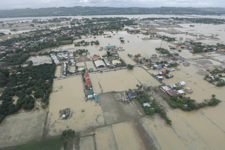 필리핀 주민들 태풍 구호물자 받은 쌀 유통기한이 지난 것 발견