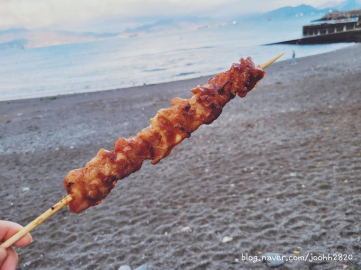 만성리검은모래해변 맛집 : 모모분식에서 닭꼬치, 호떡, 어묵 먹었어요.
