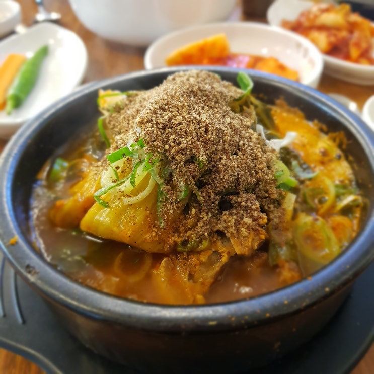  비 오는 날 뜨끈한 뼈해장국