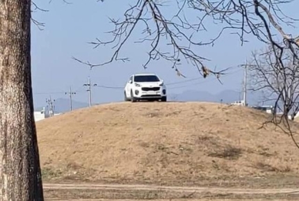  경주 신라왕족 고분 위 SUV 무개념 주차