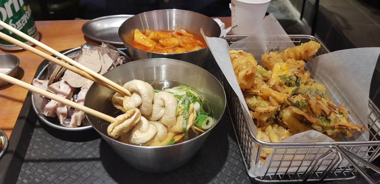  한남동 분식집 팔공떡볶이에서 줄 서서 3번 세트 먹음