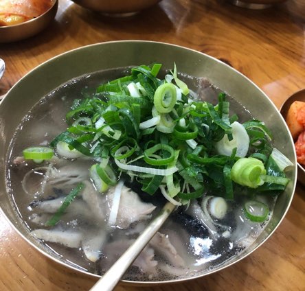  뜨끈~한 국물과 야들야들한 고기의 만남!