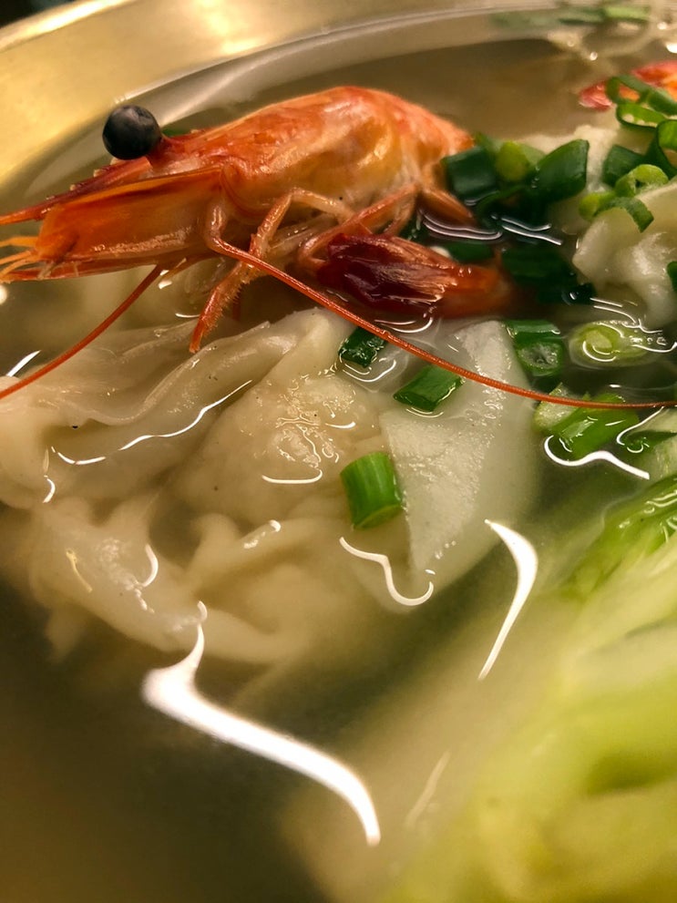 만두 좋아 인생만두 창화당 연남동 겨울 저녁 9시 홍대 반주 모둠만두 새우완탕면 매콤 국물 제육덮밥 인테리어 고기 김치만두 밥집