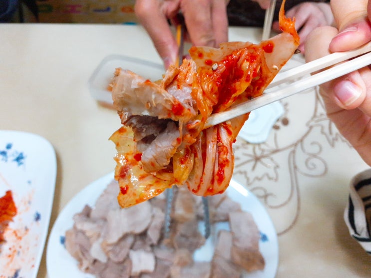 도착한 절인 배추로 본격적으로 김치를 버무리자