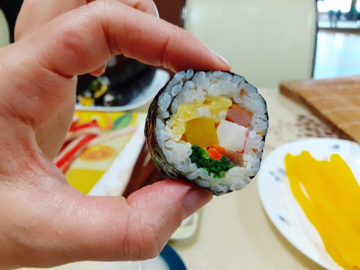  금자씨 집에 김장하러 갔다가 김밥 싸서 함께 먹기.