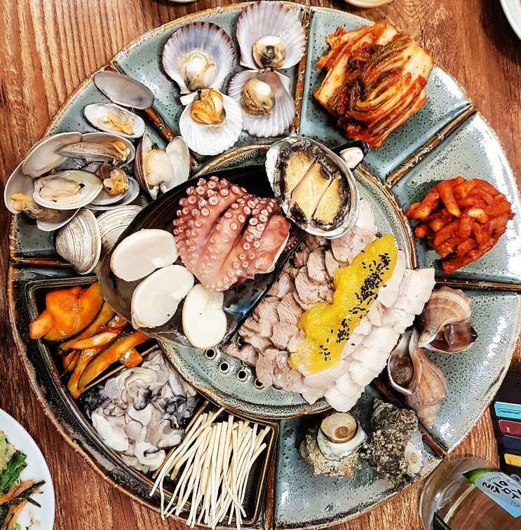 창원 맛집 상남동 삼채보쌈 생굴 보쌈으로 몸보신하고 단체룸도 3개 정도 있고 넓어요.