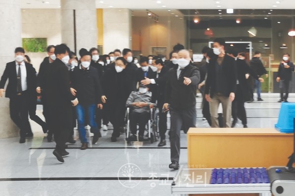 전피연, 자칭 육체영생 보혜사 ‘신천지 이만희’에 정의의 철퇴를! 한 세대의 상처, 아픔, 그림자로 남을, 유사종교 사이비 ‘신천지’ 전피연, 자칭 육체영생 보혜사 ‘신천지 이만희’에 정의의 철퇴를! 한 세대의 상처, 아픔, 그림자로 남을, 유사종교 사이비 ‘신천지’