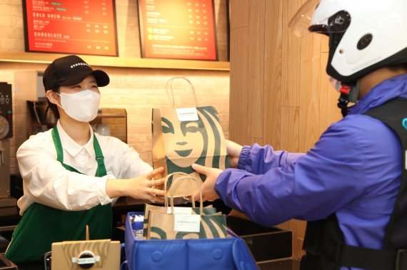 코로나 여파로 스타벅스가 →새벽배송 샌드위치와 주스도 배달을 받아볼수있는 특이한 상황이 벌어졌다. 코로나 여파로 스타벅스가 →새벽배송 샌드위치와 주스도 배달을 받아볼수있는 특이한 상황이 벌어졌다.
