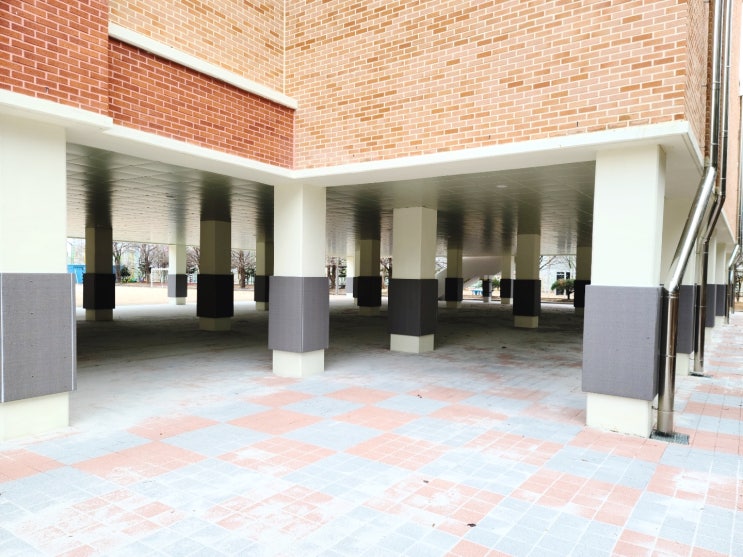  경기도 파주 석곶초등학교 체육관 필로티 - 다오코리아 안전 보호벽 매트(안전 패딩) 설치
