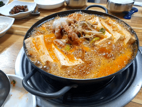  괴산장수밥상 얼큰시원한 장수해물버섯 두부전골 어떠세요