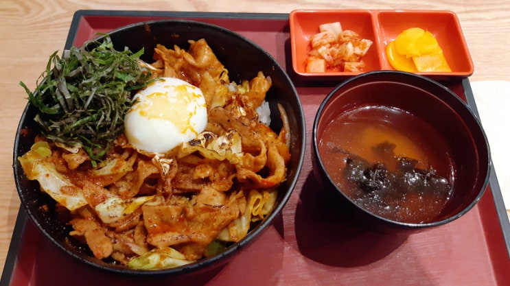 을지로 아크앤북의 숨은 맛집 오미식당에서 매운삼겹덮밥을 먹었습니다. 을지로 아크앤북의 숨은 맛집 오미식당에서 매운삼겹덮밥을 먹었습니다.