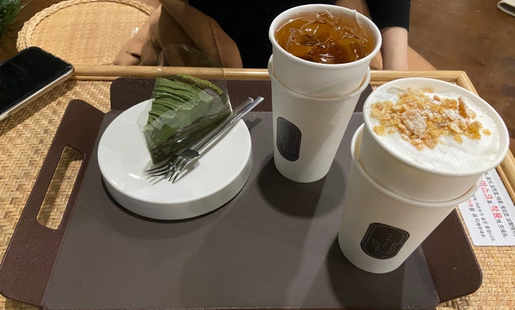  홍대입구역 동교동 카페 19평 거실 생소한 경험