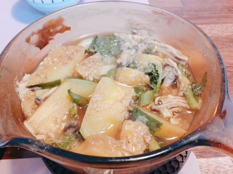  집에 있는 짜투리야채로 된장찌개를 끓여 김장김치를 척 걸쳐 맛있게 먹자