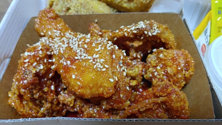 대구 달서구 신당동 성서계대 치킨 배달맛집 갓튀긴후라이드 에서 양념후라이드 반반 주문했어요 대구 달서구 신당동 성서계대 치킨 배달맛집 갓튀긴후라이드 에서 양념후라이드 반반 주문했어요