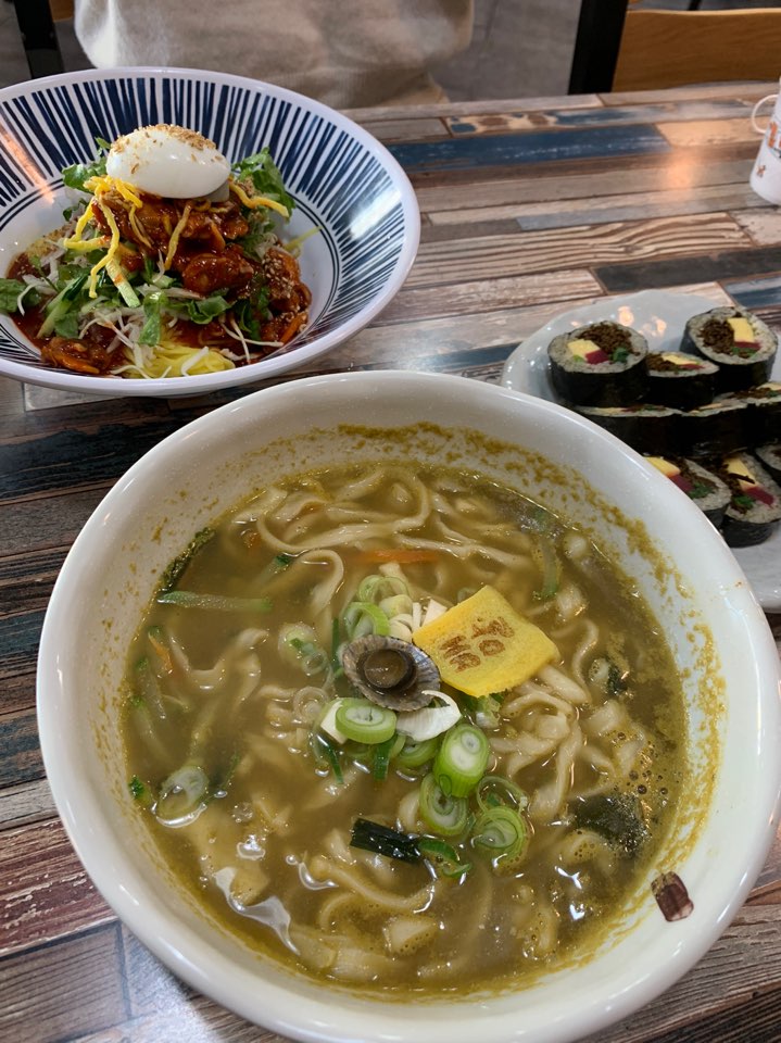  백종원 골목식당의 인기였던 톳김밥과 잘 어울리는 맛있는 거제 배말칼국수 본점!