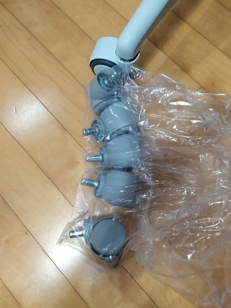  아이들 집중력 향상을 위한 움직이는 의자 바퀴 고정용 바퀴로 교체하기