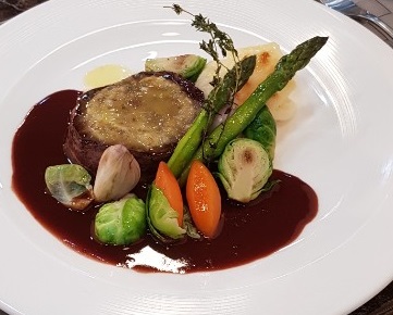  앤초비 버터를 곁들인 소안심구이(beef fillet steak with a anchovy butter)