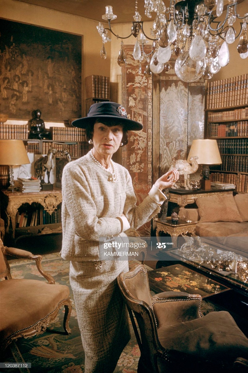 맘봄 - 코코샤넬의 명언 모음 01 날개가 없이 태어났다면, 날개가 생기는것을 막지 말라. 02 스무살의 얼굴은 자연의 선물이고,  쉰살의 얼굴은 당신의 공적이다. 03 자신을 꾸미는 일은 사치가 아니다. 04 벽을 내려치느라 시간을, image size:800x1200