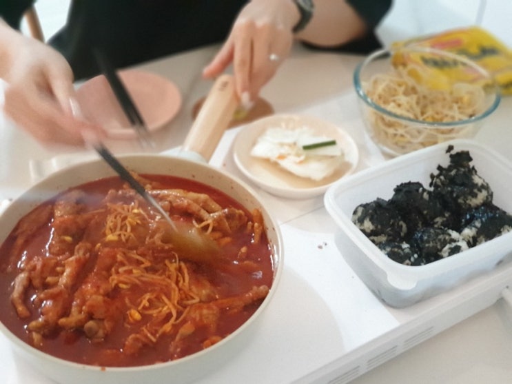  힙합의 성지 < 신주닭발 - 신이 주신 닭발 >