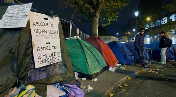 프랑스 파리 내 난민 텐트 철거 논란, 경찰의 강압적 행위가 있었다는 주장 제기돼