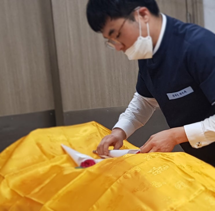  후불제상조회사 아버지 손을 꼭 잡으세요