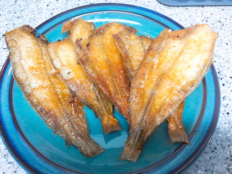  변함없는 된장찌개에 어린 가자미구이로 한끼 뚝딱!