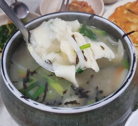  따뜻~한 수제비 한그릇 드시고 가세요~:)