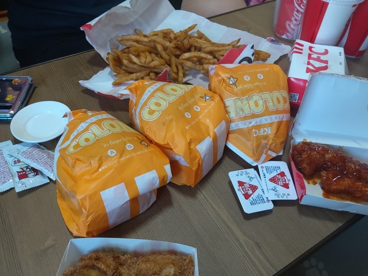  KFC 신상품 12월 할인 행사 커넬골드문버거 세트 & 블랙라벨치킨