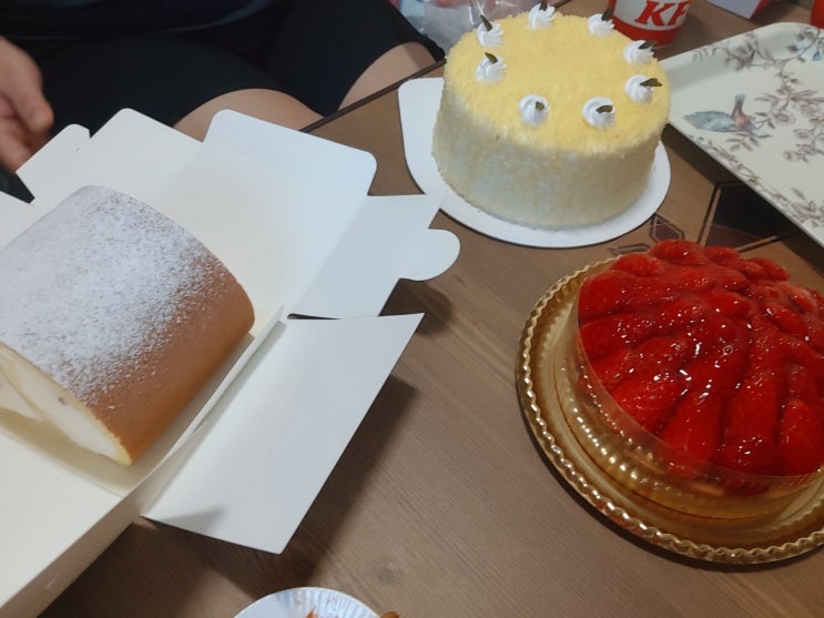 한스케이크 왕십리점 : 고구마 케이크, 딸기 치즈 타르트, 딸기 프리미엄롤