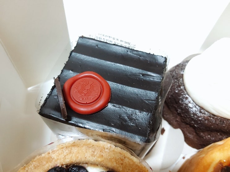 스타벅스 : 신상품 블루베리 쿠키치즈, 블랙 초콜릿 케이크
