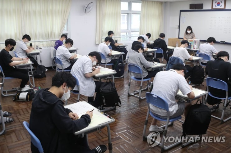내일 사상 초유 '코로나 수능'…확진·격리자 포함 49만명 응시 내일 사상 초유 '코로나 수능'…확진·격리자 포함 49만명 응시
