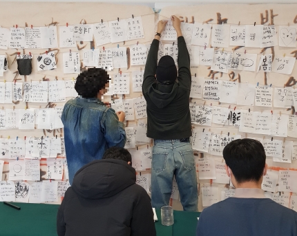  조선일보 100년 한글특별전, ‘ㄱ의 순간’ 을 찾은 방탄소년단 RM은 전시장에 다시 오겠다...