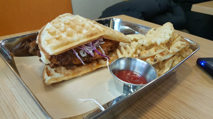  마곡역 색다른 점심!! 와플사이에 치킨이 뙇!! 회사 옆에 새로 생긴 치플 다녀왔습니다~