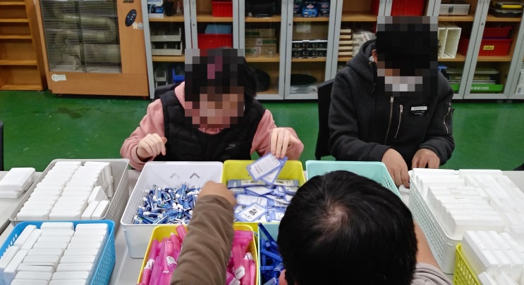 여행용 세트 포장 작업