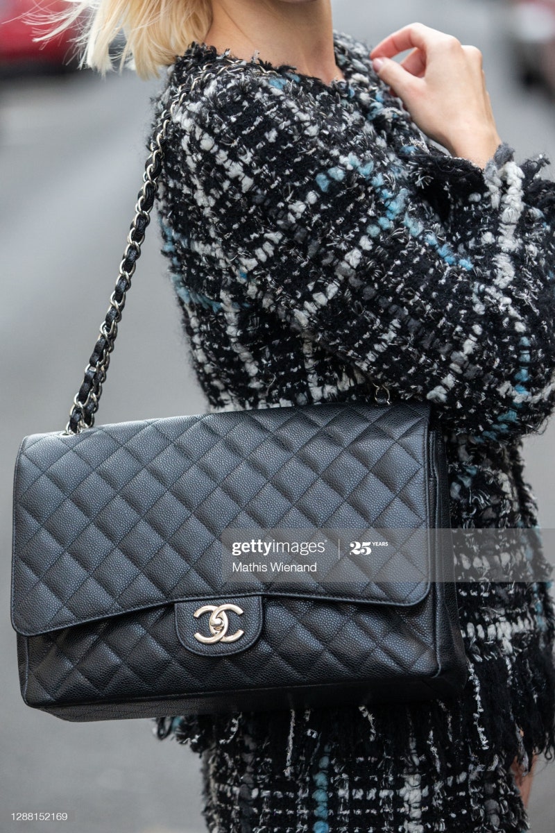 귀인이 나타나 인생역전하는 사주 알려줄까? 우아한 럭셔리 브랜드의 대명사인 샤넬의 창업주, 코코 샤넬은 찢어지게 가난한 집안에 태어나  고아원에 버려져. 덜컥 고아원에 버려진 샤넬은 악착같이 바느질 기술을 배우지. 우여곡절 끝에 고아원을 나온 샤넬은, image size:800x1200