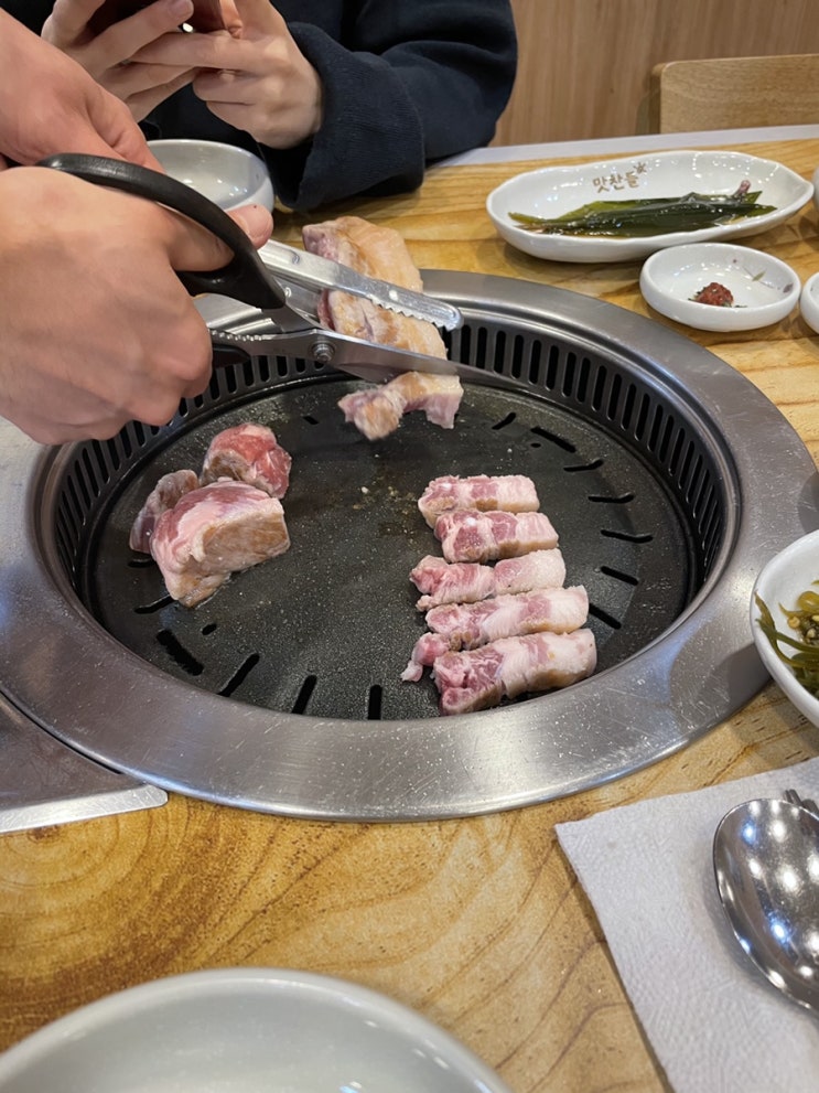  울산 옥동 맛찬들에서 고기 굽굽