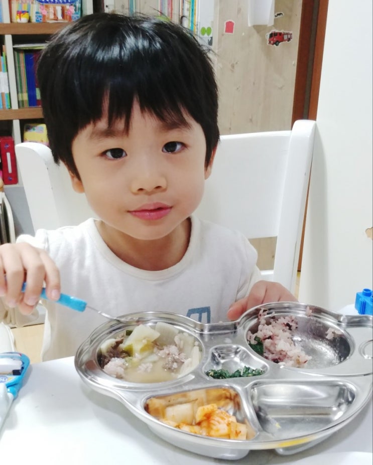  어제 저녁 밥상, 그리고 잘 먹어서 예쁜 아이.