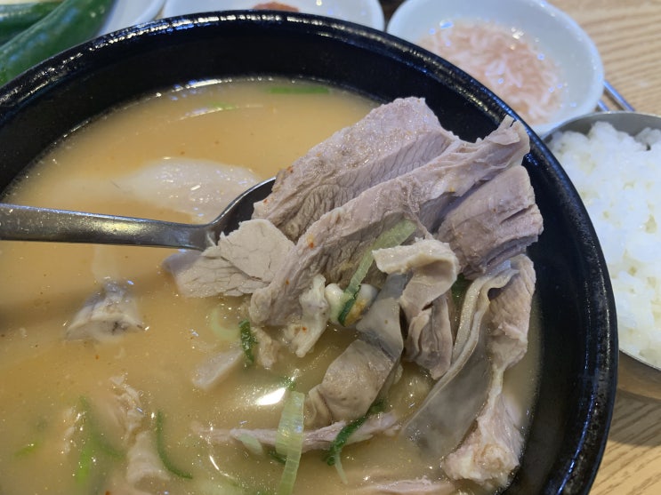  그래 이거지! 내장과 고기가 너무 좋은 쌍둥이 돼지국밥