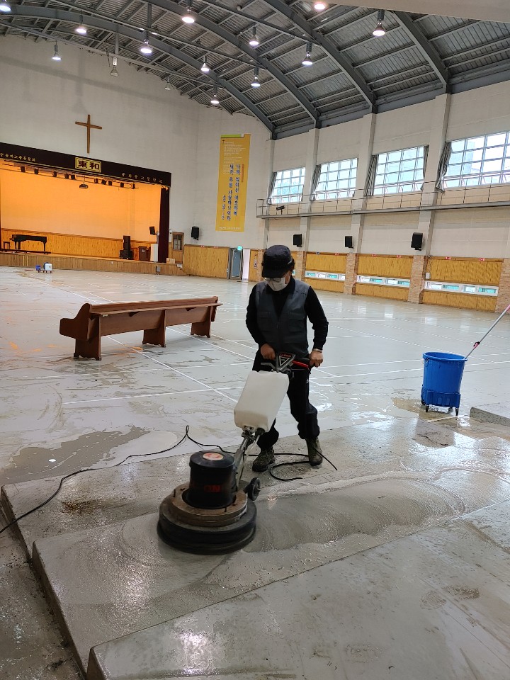  구리학교청소 체육관 점탄성매트 바닥청소 현장