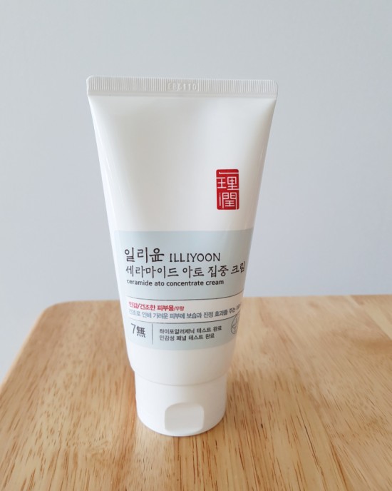  민감하고 건조한 피부에는 일리윤 세라마이드 아토 집중크림 발라보아요!