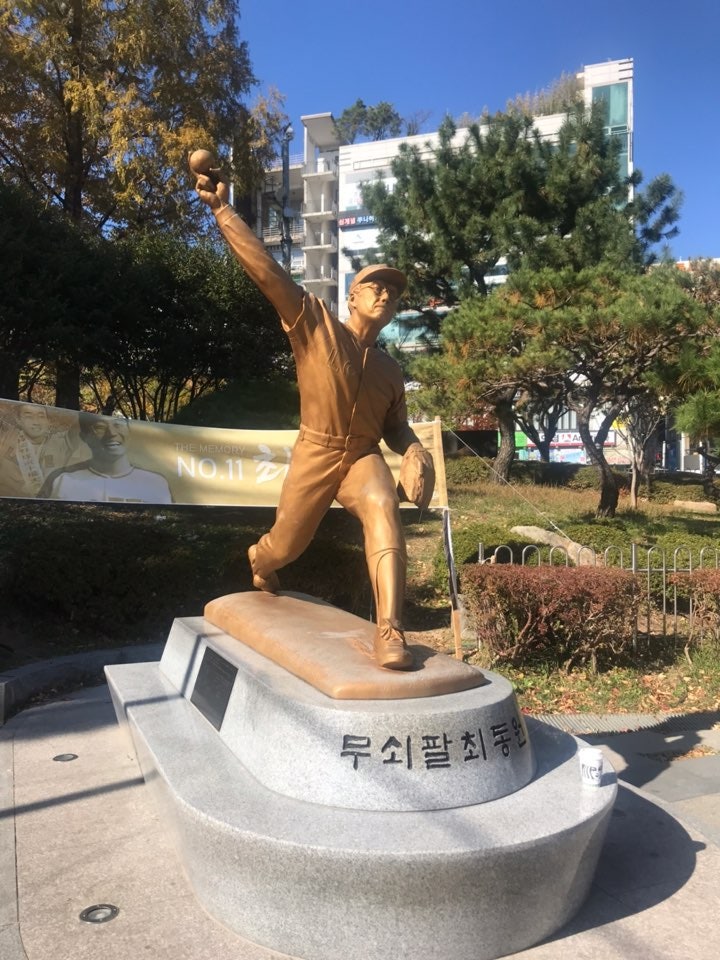 '무쇠팔 최동원' 사직야구장 롯데자이언츠 레전드 최동원 동상