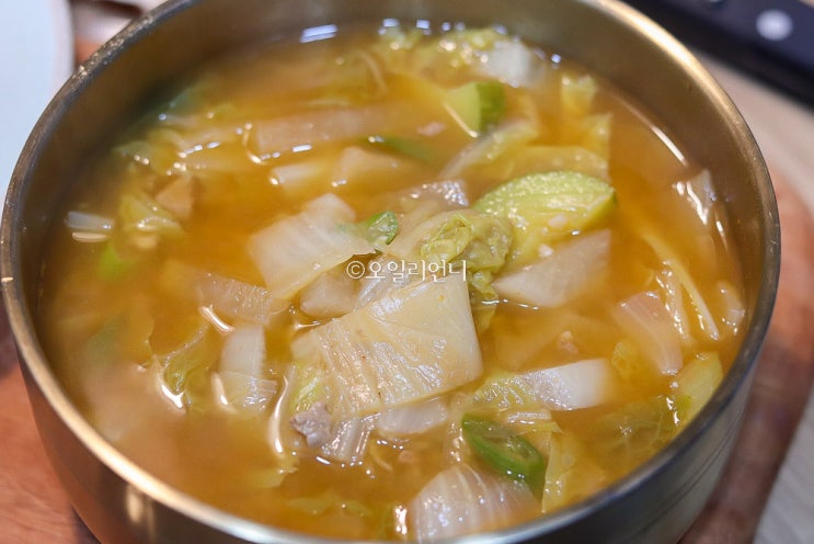 멸치육수로 깔끔하고 시원하게 끓이는 배추된장국
